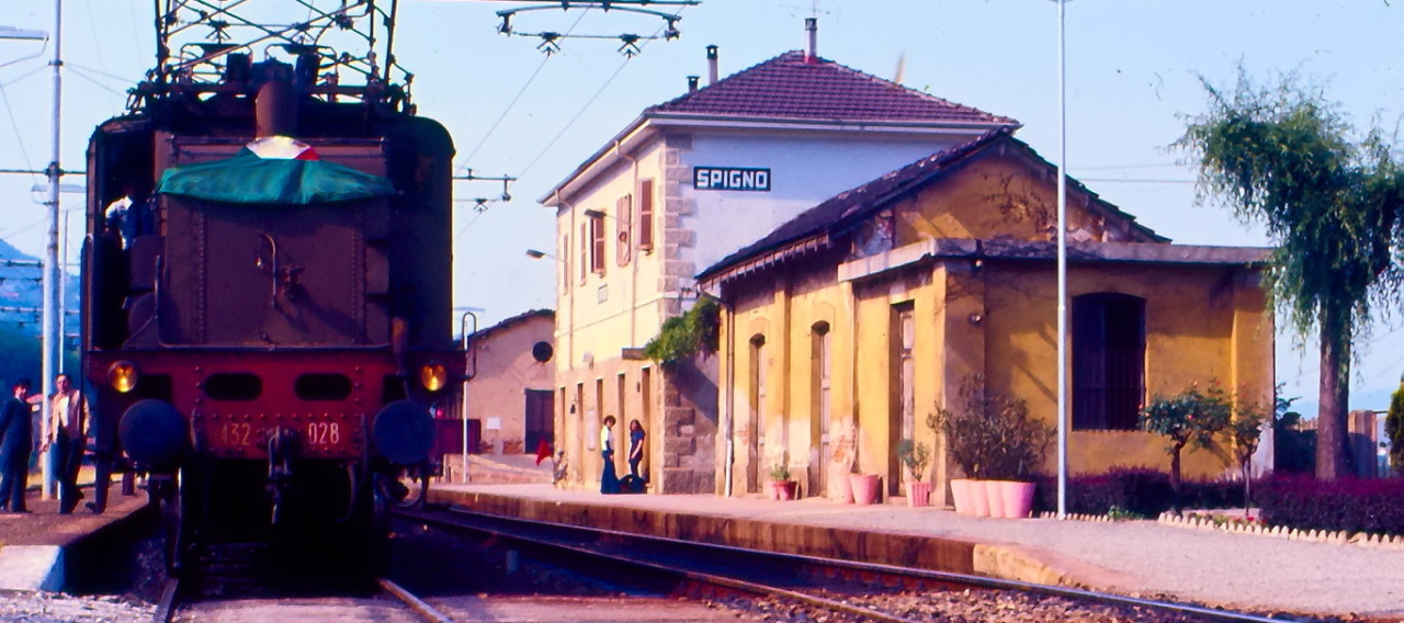 Partenze e arrivi, crocevia di esistenze che per un momento si sfiorano: le stazioni ferroviarie