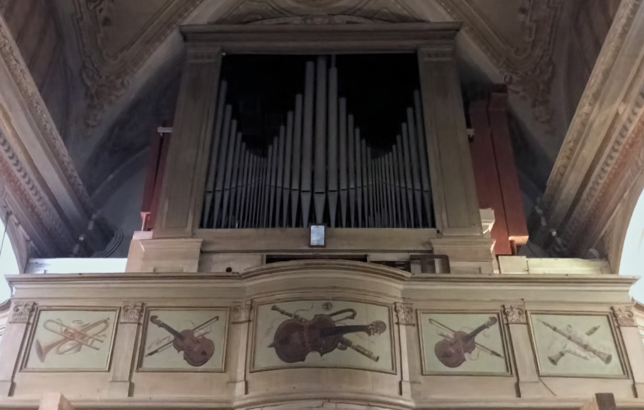 La musica dell’organo attrae i turisti sulle colline.